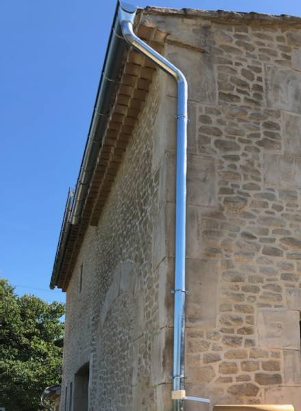 Poser des gouttières en zinc pour favoriser l'évacuation des eaux de pluie pour les maisons traditionnelles à Marseille, Bouches-du-Rhône