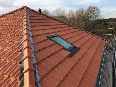 Remplacement de deux fenêtres de toit Velux à l'occasion de la rénovation de la toiture d'une maison aux Milles, Bouches du Rhône (13)