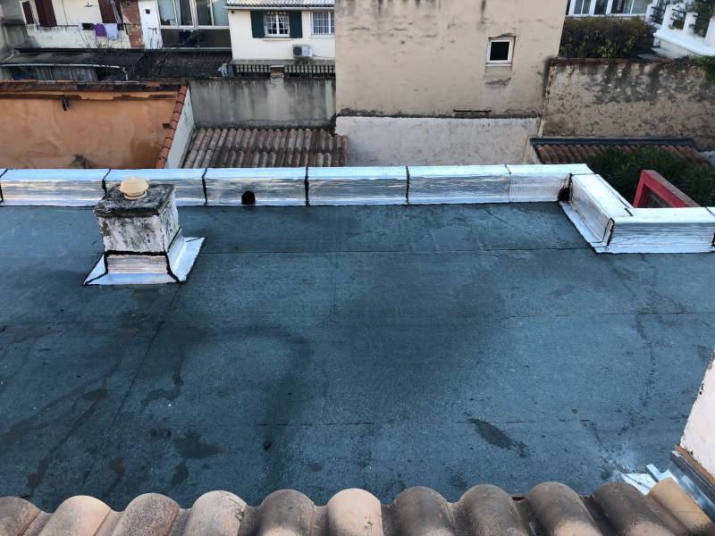 Toit terrasse dans le centre ville de Marseille avant travaux de rénovation et d'étanchéité par une entreprise spécialisée des Bouches du Rhône