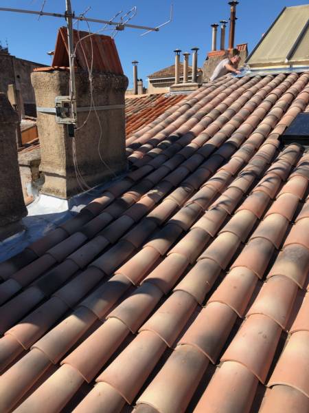 Pose d'une nouvelle couverture sur le toit d'un immeuble en copropriété dans le centre-ville historique d'Aix-en-Provence (13100)
