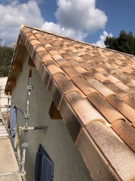 Installation de rives de toit pour reprendre l'étanchéité d'une toiture à Gémenos