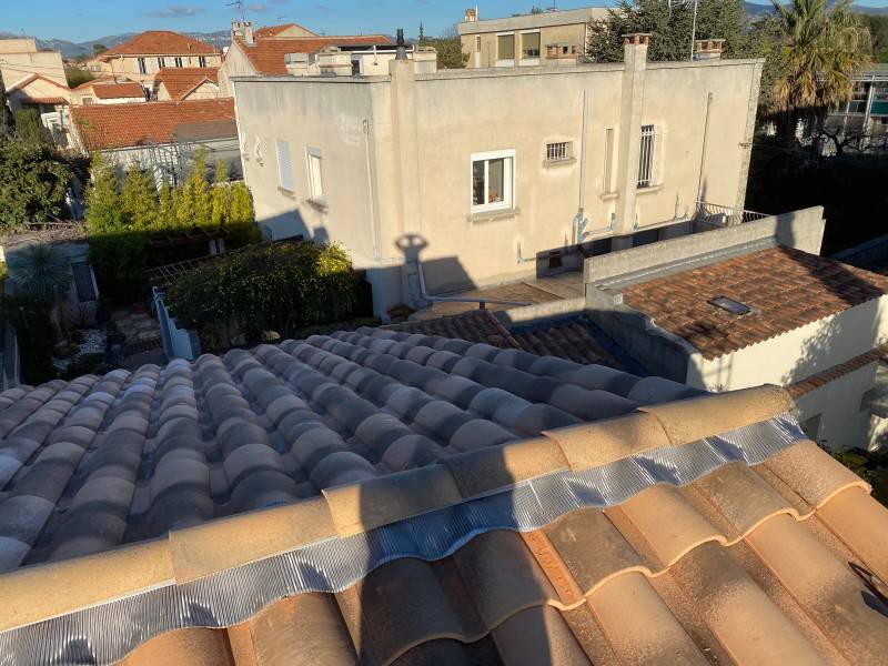 Travaux de rénovation sur la toiture d'une maison dans le 12ème arrondissement de Marseille (13012)