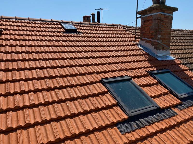 Remplacement de la couverture existante par des tuiles plates marseillaises sur le toit d'un logement d'habitation à Salin de Giraud 13129