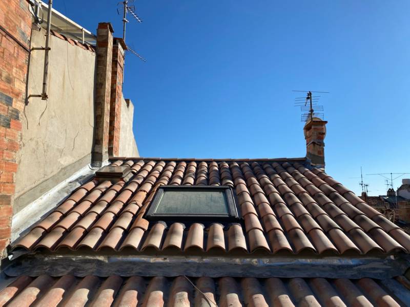 Travaux de rénovation de la toiture d'une maison avec installation d'une fenêtre de toit à Marseille 8ème 13008