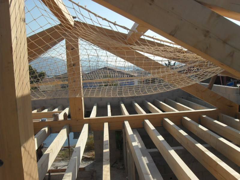 Artisan pour l'installation de charpente de toit à Marseille