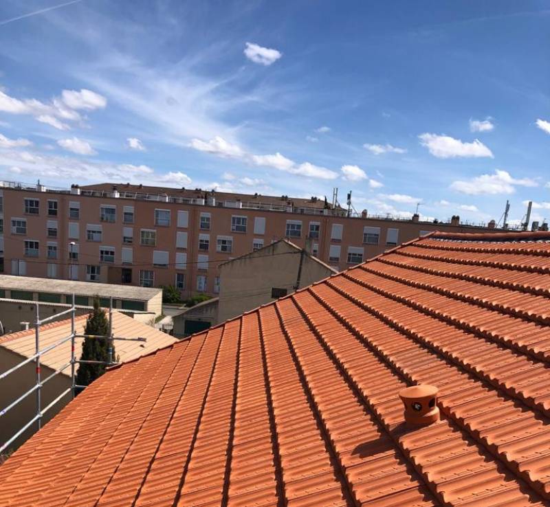 Intervention en urgence pour réparation de la toiture d'un immeuble entre Stade Vélodrome et Palais des Congrès 13008 Marseille