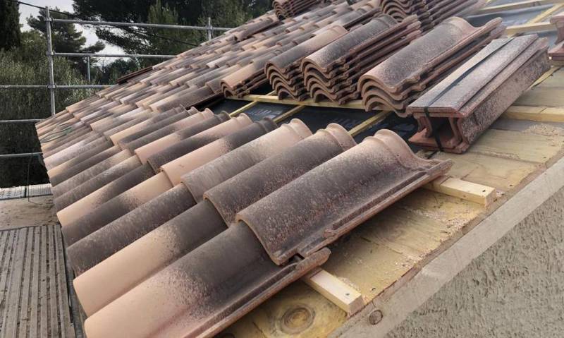 Entreprise de couvreurs zingueurs charpentiers pour réparation de toiture vers Puyricard