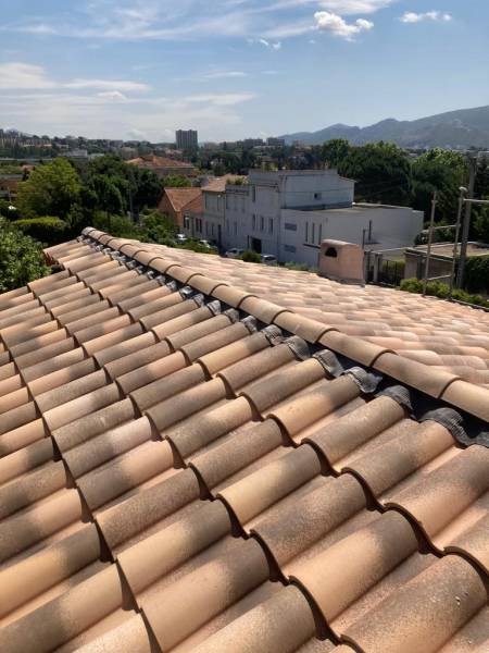 Couvreurs zingueurs pour interventions urgentes et petites réparations sur toiture près du Tholonet près de Beaurecueil autour d'Aix en Provence