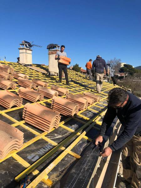 Charpentiers couvreurs de métier pour la rénovation de toitures de villas de luxe près de Saint Marc Jaumegarde
