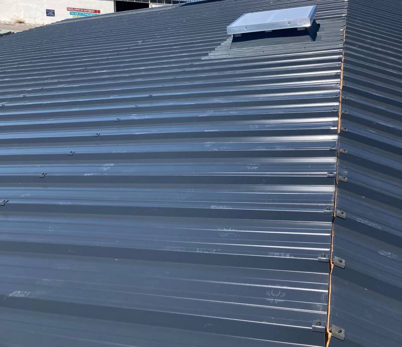 Couverture en bac acier de la toiture d'un hangar à Vitrolles