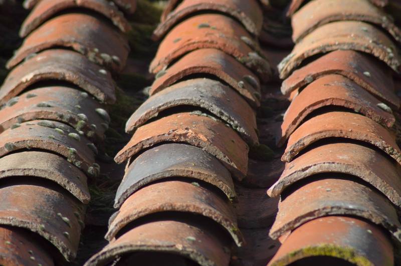 Traitement des tuiles poreuses pour garantir l'étanchéité des toitures dans le pays d'Aix