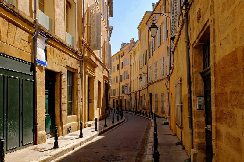 Devis gratuit et sans engagement pour rénover une toiture ancienne dans le centre ville historique d'Aix en Provence