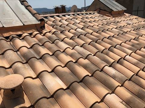 Etanchéité du châssis de toit d'un immeuble près d'Aubagne