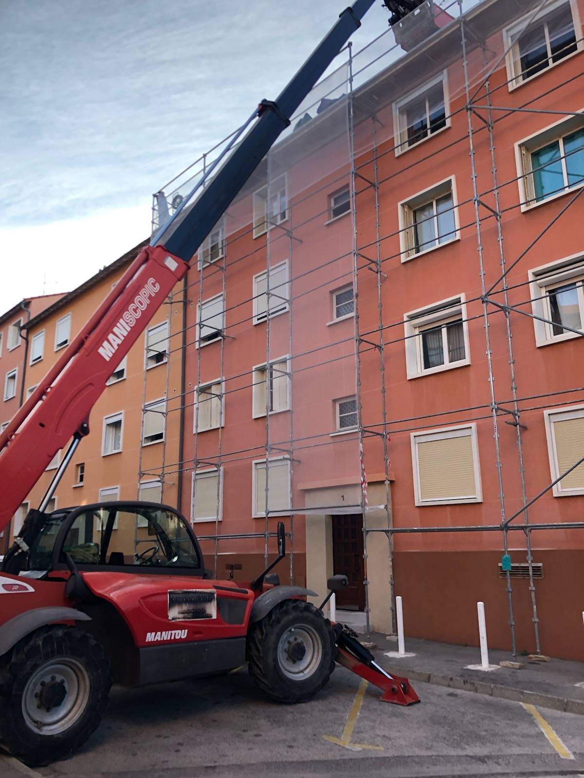 Montage des échafaudages pour le chantier de rénovation de toiture à Marseille , Corniche (13007)