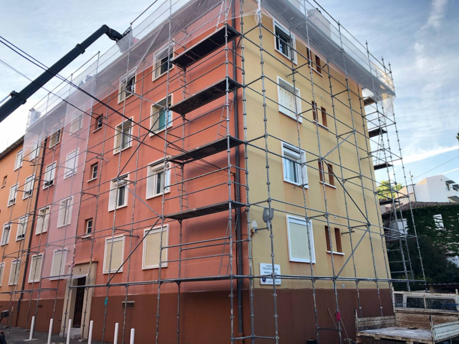 Rénovation de la couverture d'un immeuble à Marseille, 7ème arrondissement et assemblage de l'échafaudge