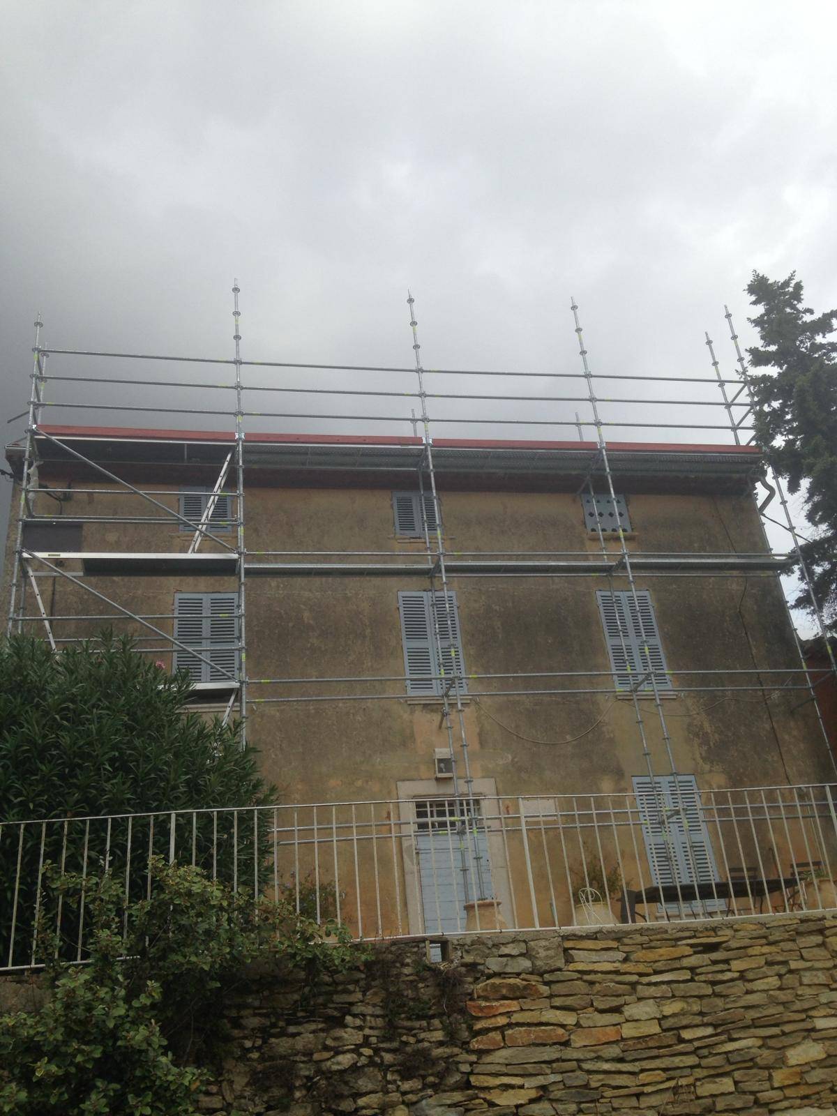 Toiture d'une ancienne bâtisse rénovée à Sausset-les-Pins 13