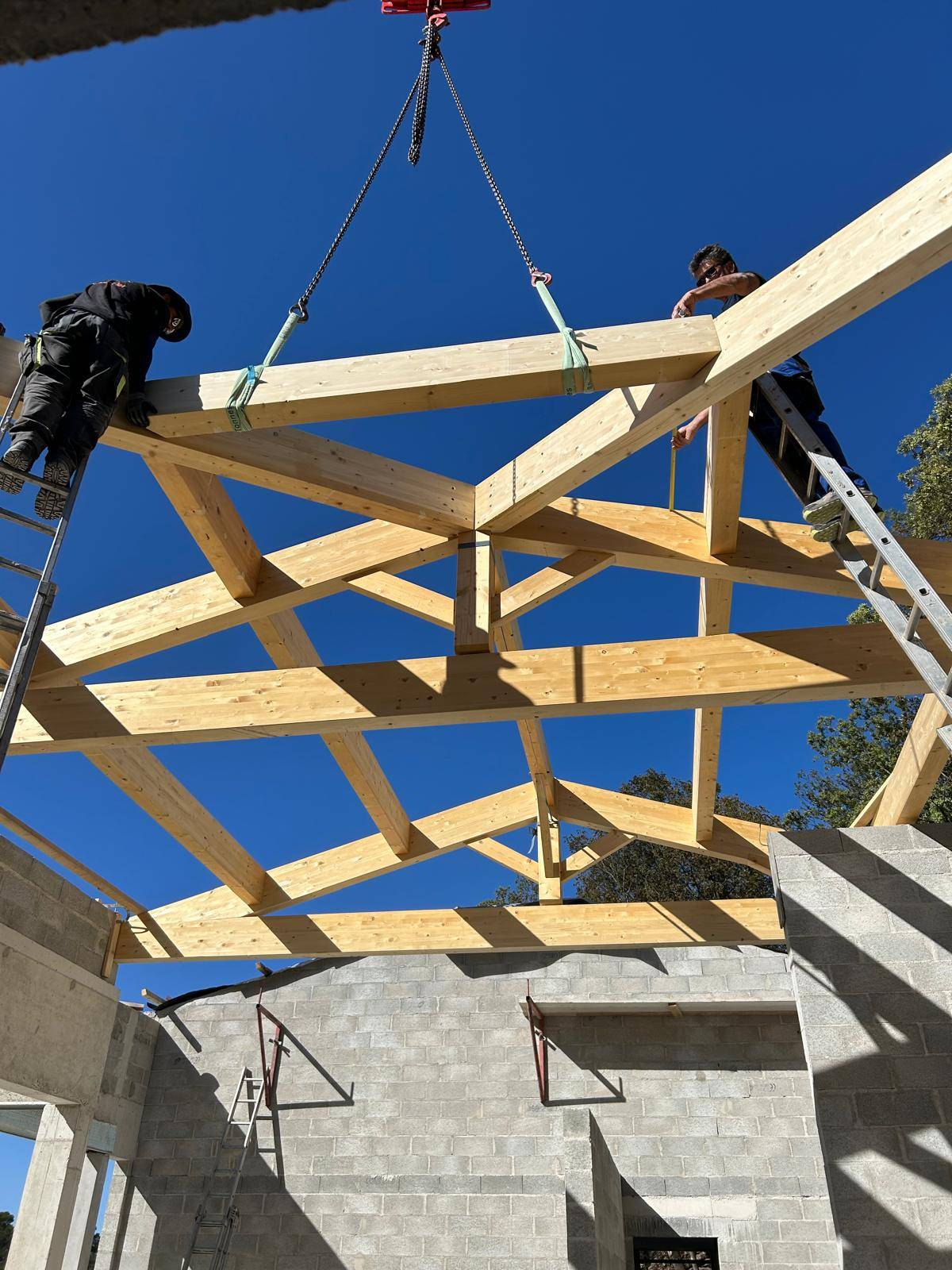 Mise en place de la charpente traditionnelle pour chantier de construction près d'Aix-en-Provence