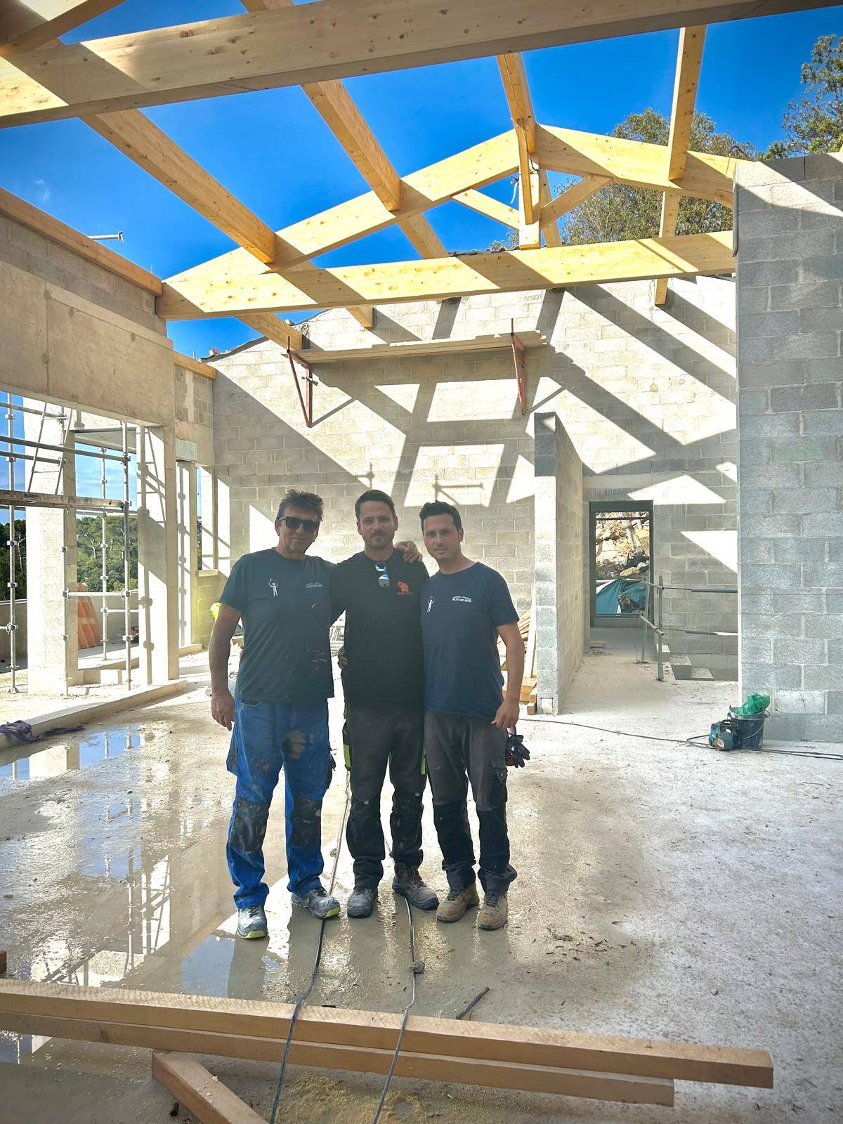 Notre équipe de charpentiers couvreurs Altitude Bois