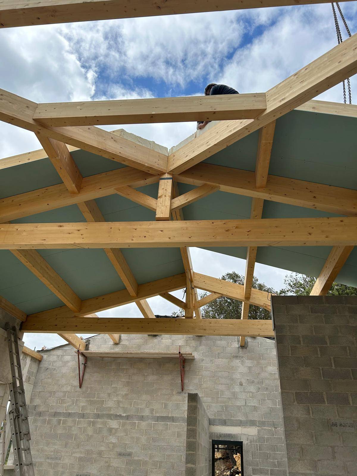 Pose de panneaux sandwhich tout en un pour une construction dans le 13