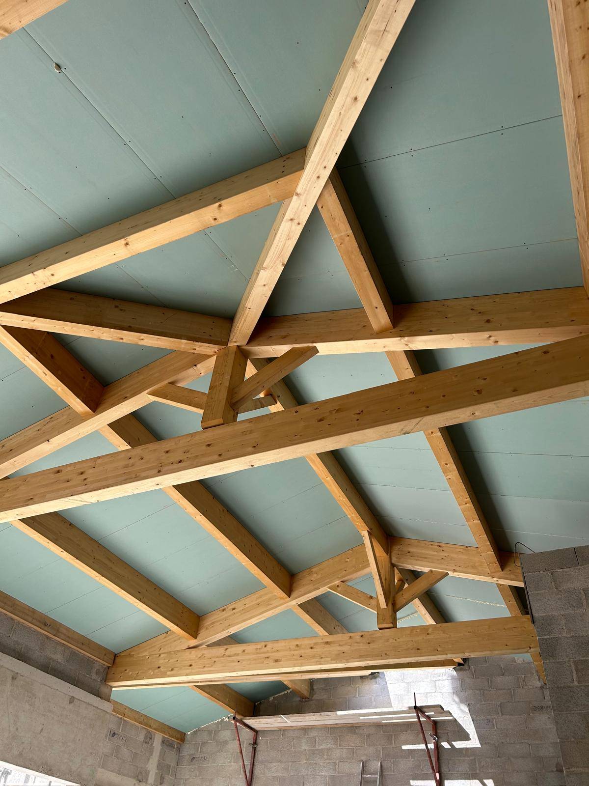 Pose de panneaux sandwhich tout en un pour une construction dans les Bouches du Rhône