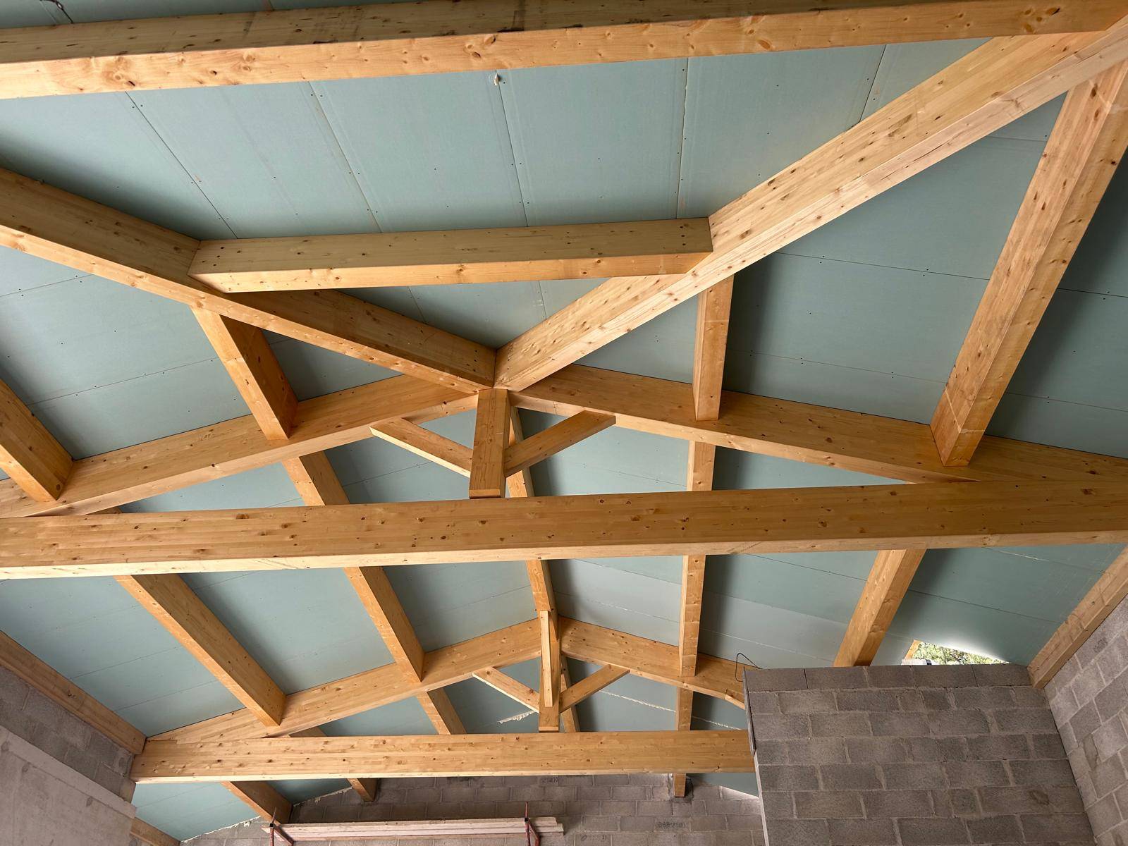 Pose de panneaux sandwhich tout en un pour une construction à Saint Marc Jaumegarde