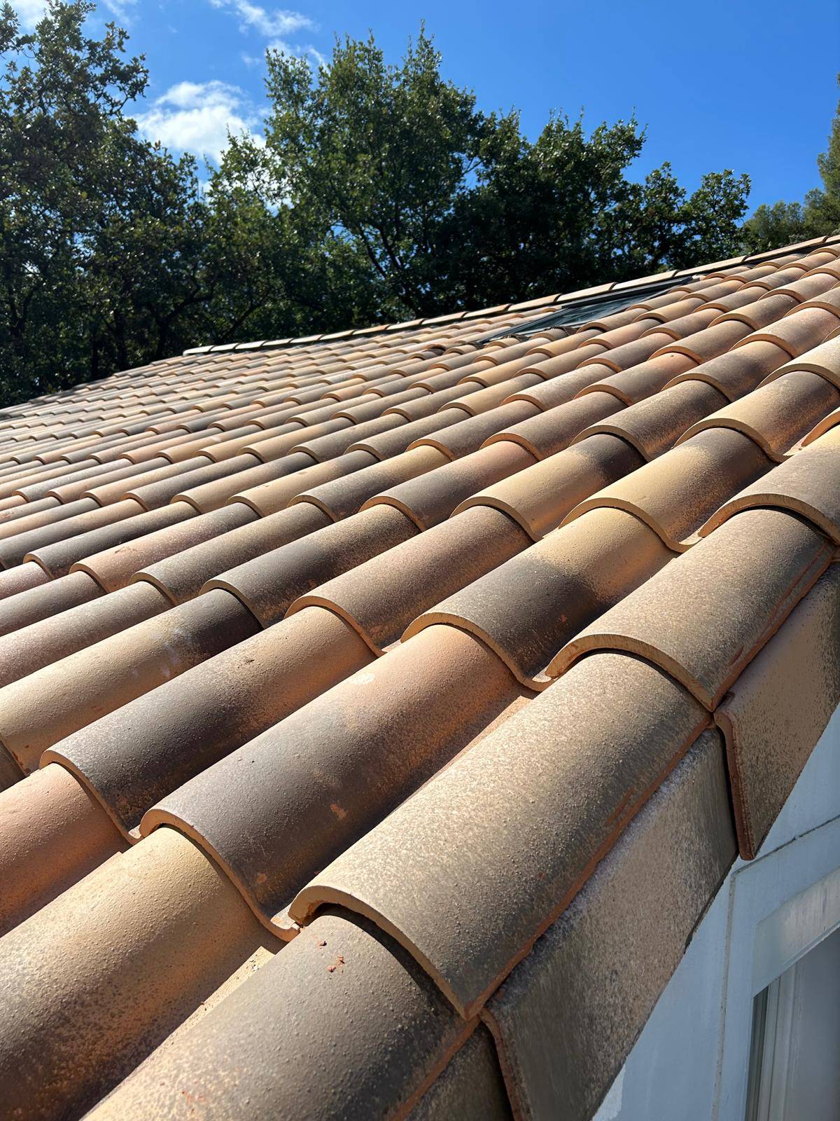 Toit en tuiles canal Romane aspect vieilli Castelviel dans le 13320