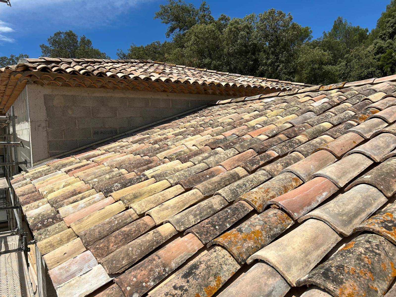Construction d'une charpente et couverture provençale à Aix dans les Bouches du Rhône