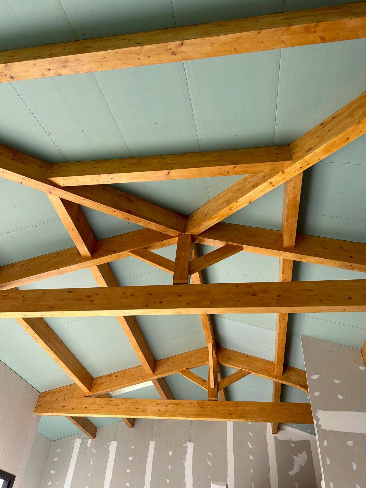 Charpente traditionnelle en bois massif à Aix-en-Provence