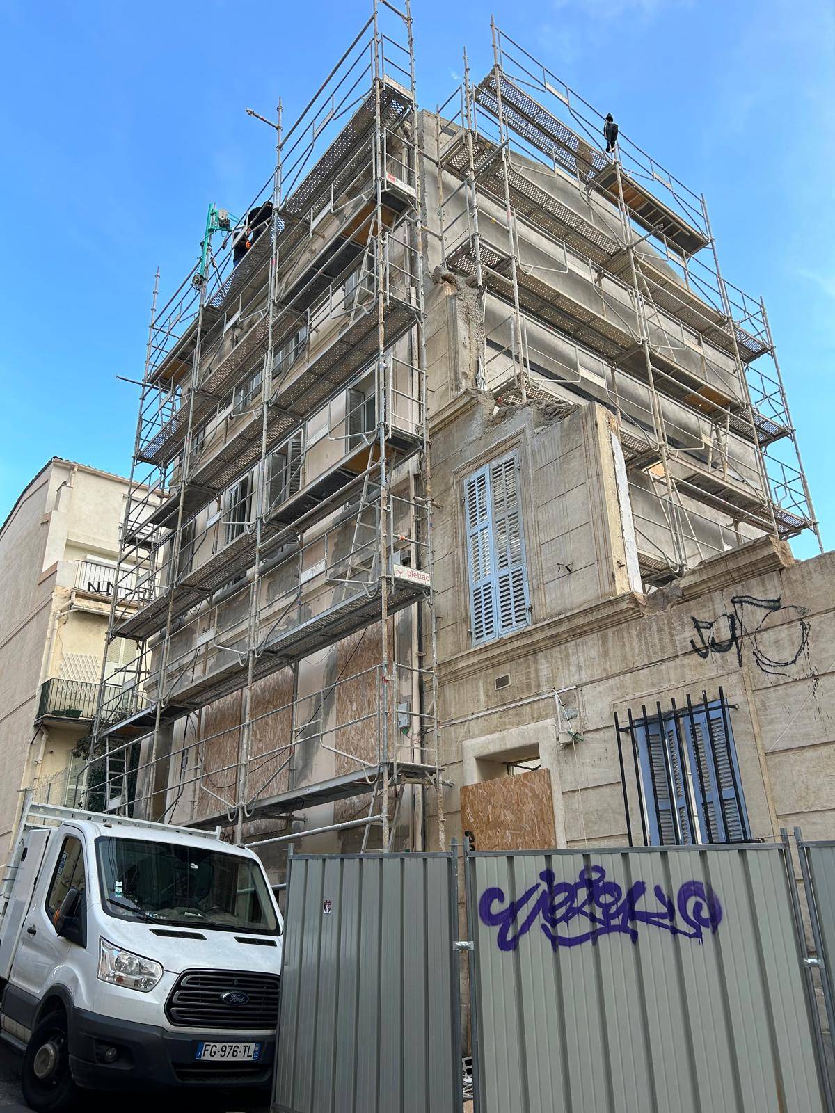 Echaffaudage pour la rénovation de la toiture de l'immeuble dans le 9ème arrondissement de Marseille