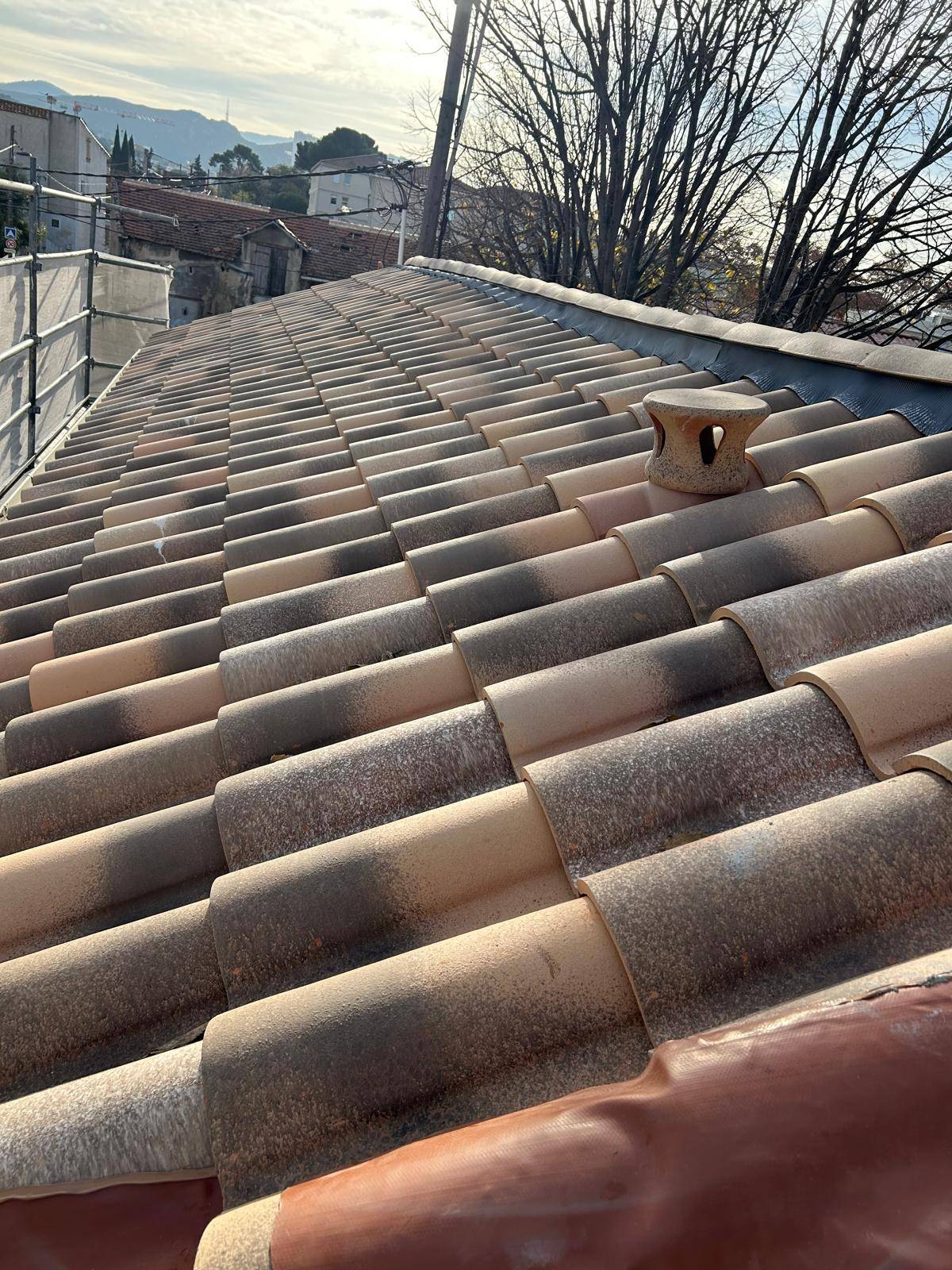 Installation de tuiles Romane neuves à l'aspect vieilli dans le 13009