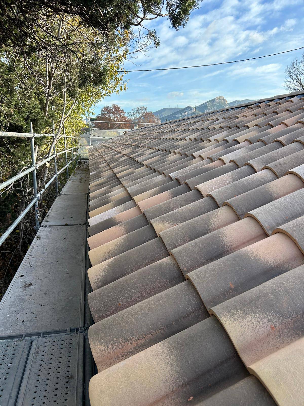 Installation de tuiles Romane neuves à l'aspect vieilli dans les Bouches du Rhône