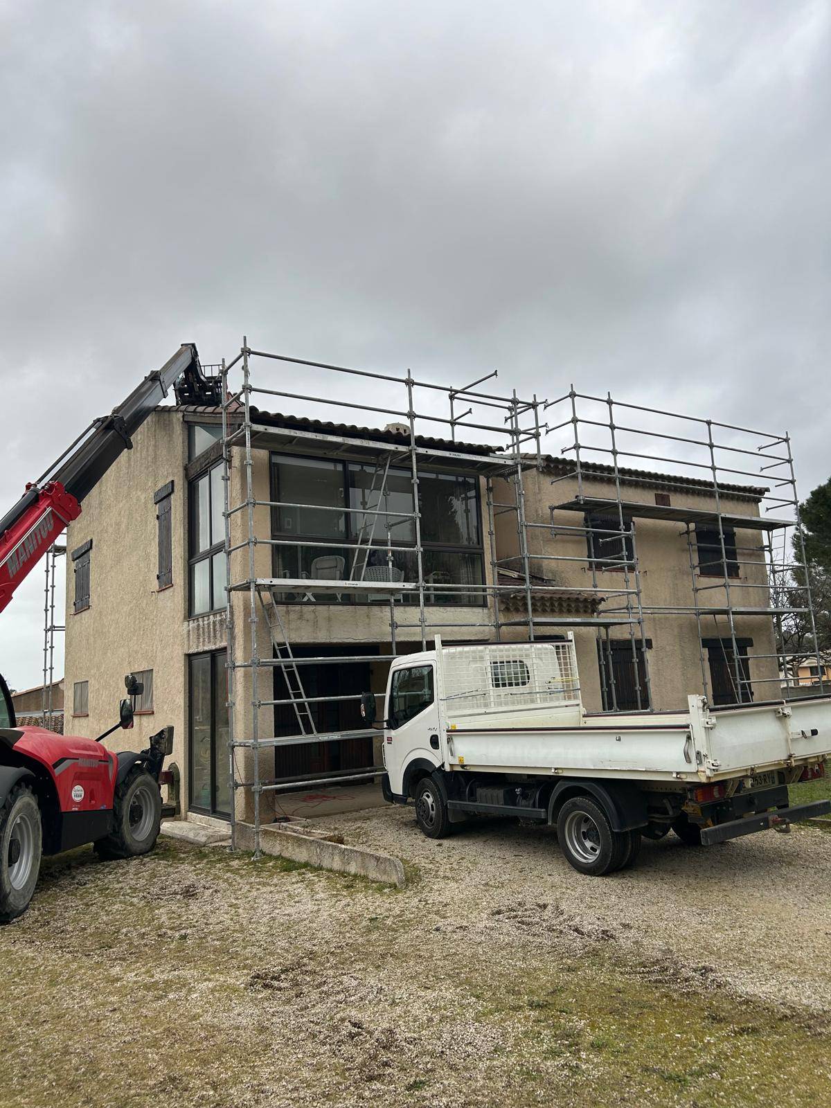 Dépose et pose de tuiles Romane pour une nouvelle toiture à Gignac-la-Nerthe 13