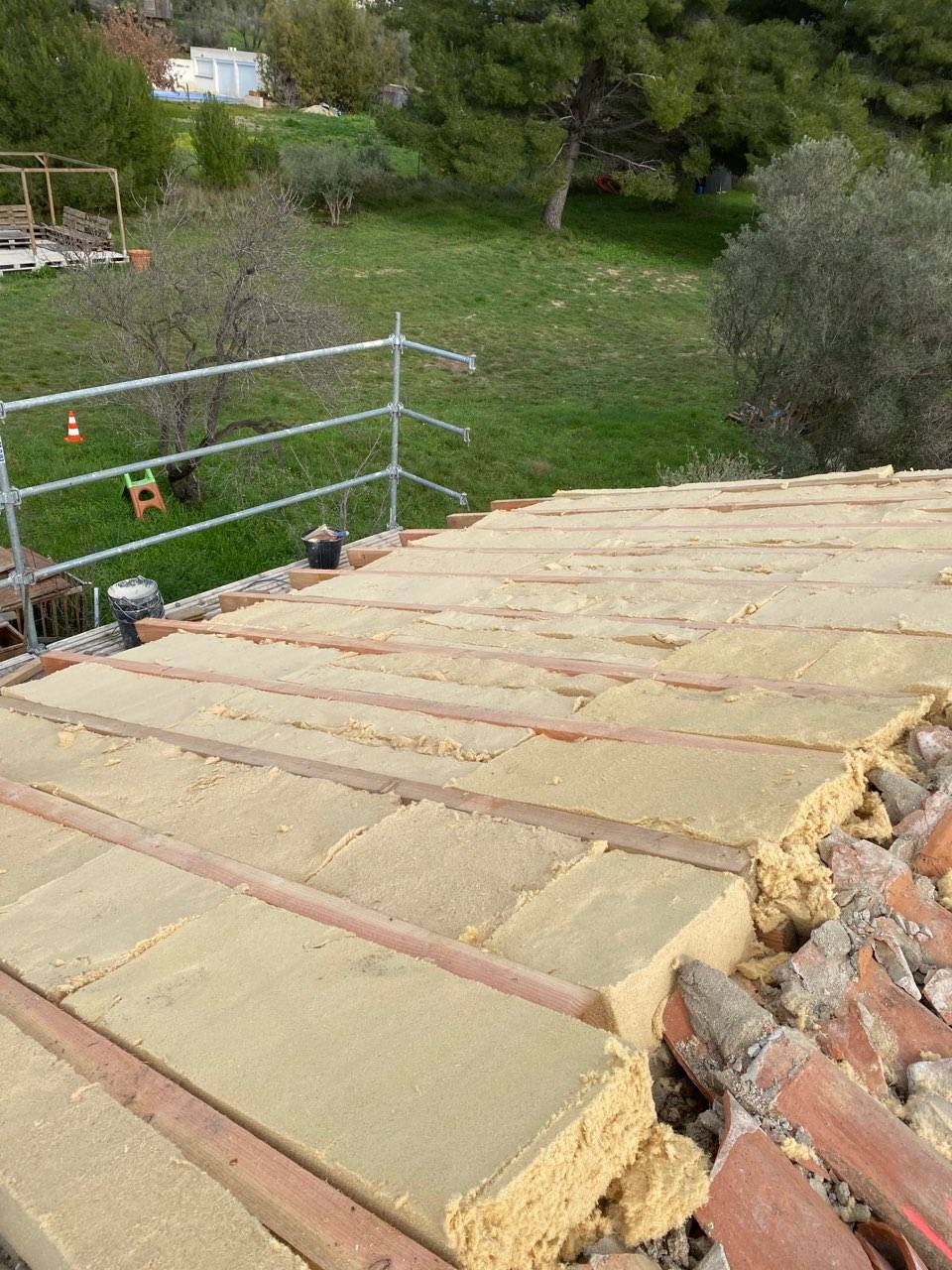 Pose de plaque de laine de bois pour isoler par l'extérieur le toit d'une maison à Martigues (13500)
