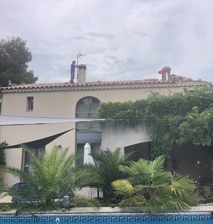 Chantier de rénovation du toit d'une bastide provençale à Venelles, près d'Aix-en-Provence