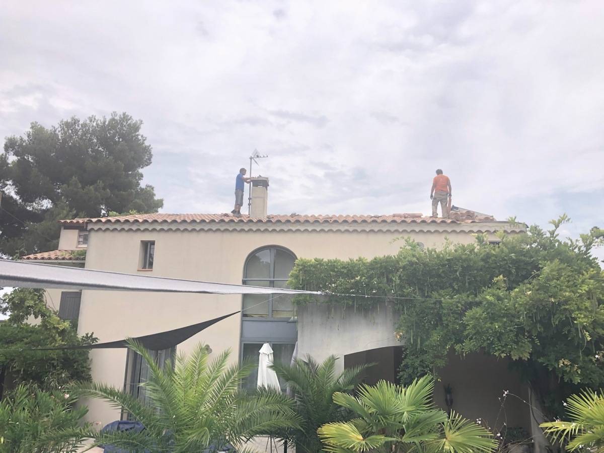 Réfection de l'isolation et pose de nouvelles tuiles DLC pour rénover la couverture de la toiture d'une bastide à Venelles, Pays d'Aix