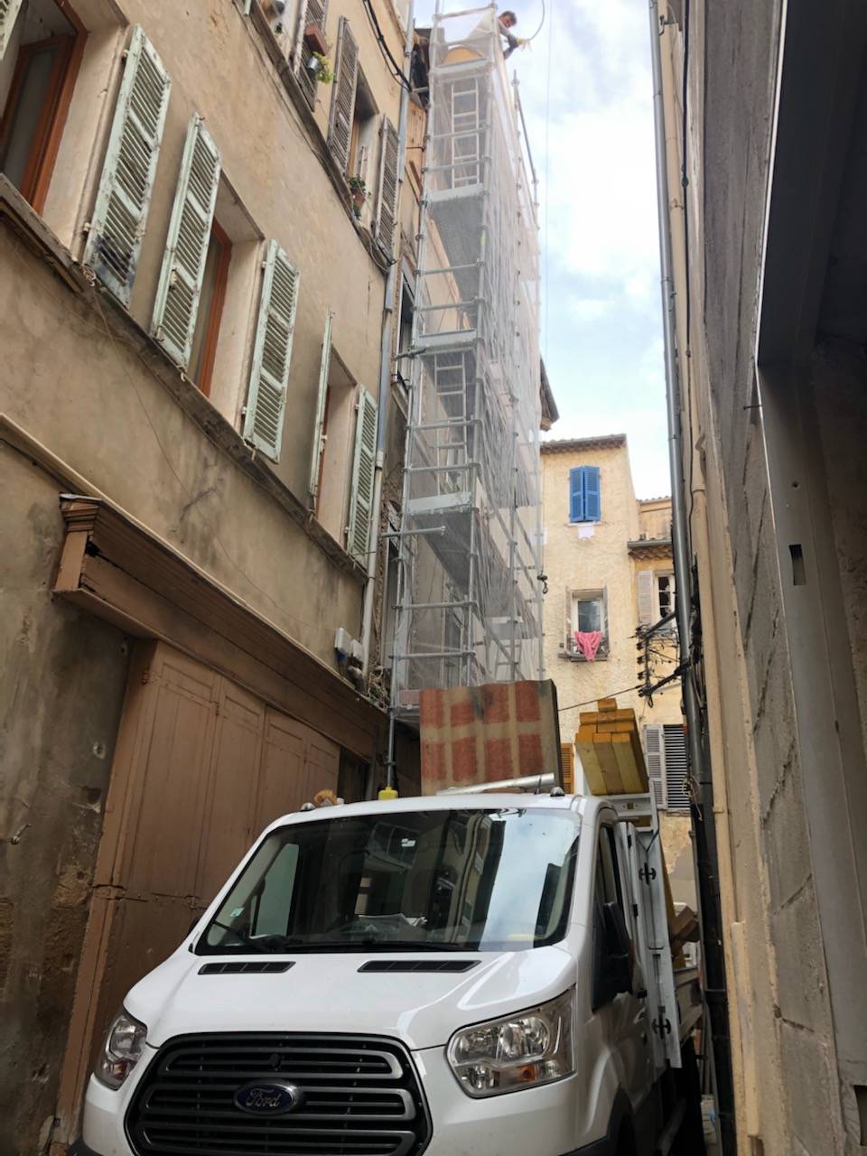 Travaux de rénovation sur la toiture d'un immeuble dans le centre ville de la Ciotat