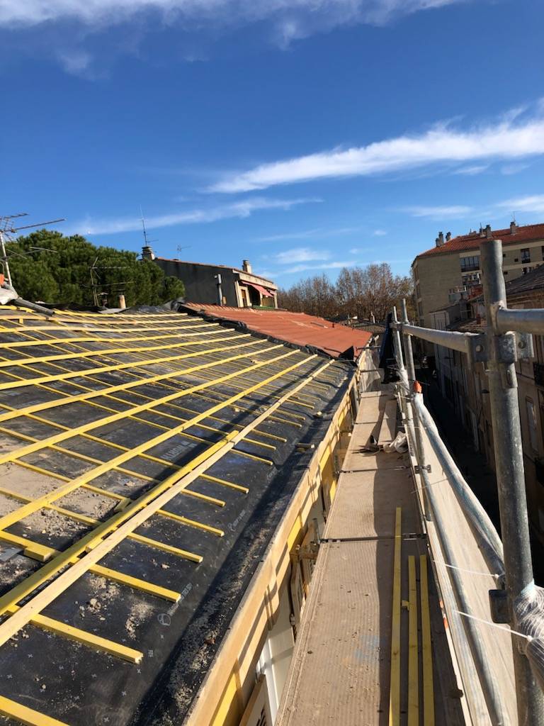 Pose d'un écran pare pluie pour isoler le toit d'un immeuble en copropriété à Aix en Provence