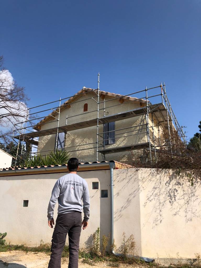 Chantier de rénovation sur le toit d'une maison individuelle près d'Aubagne