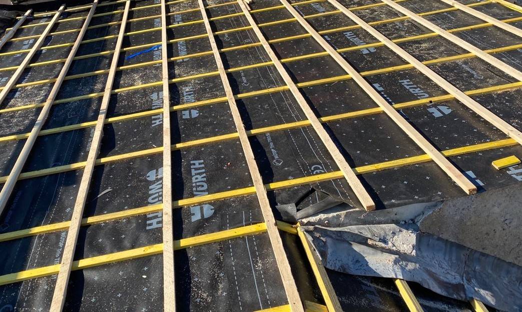 Demander un prix au mètre carré pour chiffrer les travaux d'isolation d'une toiture à Vitrolles, étang de Berre