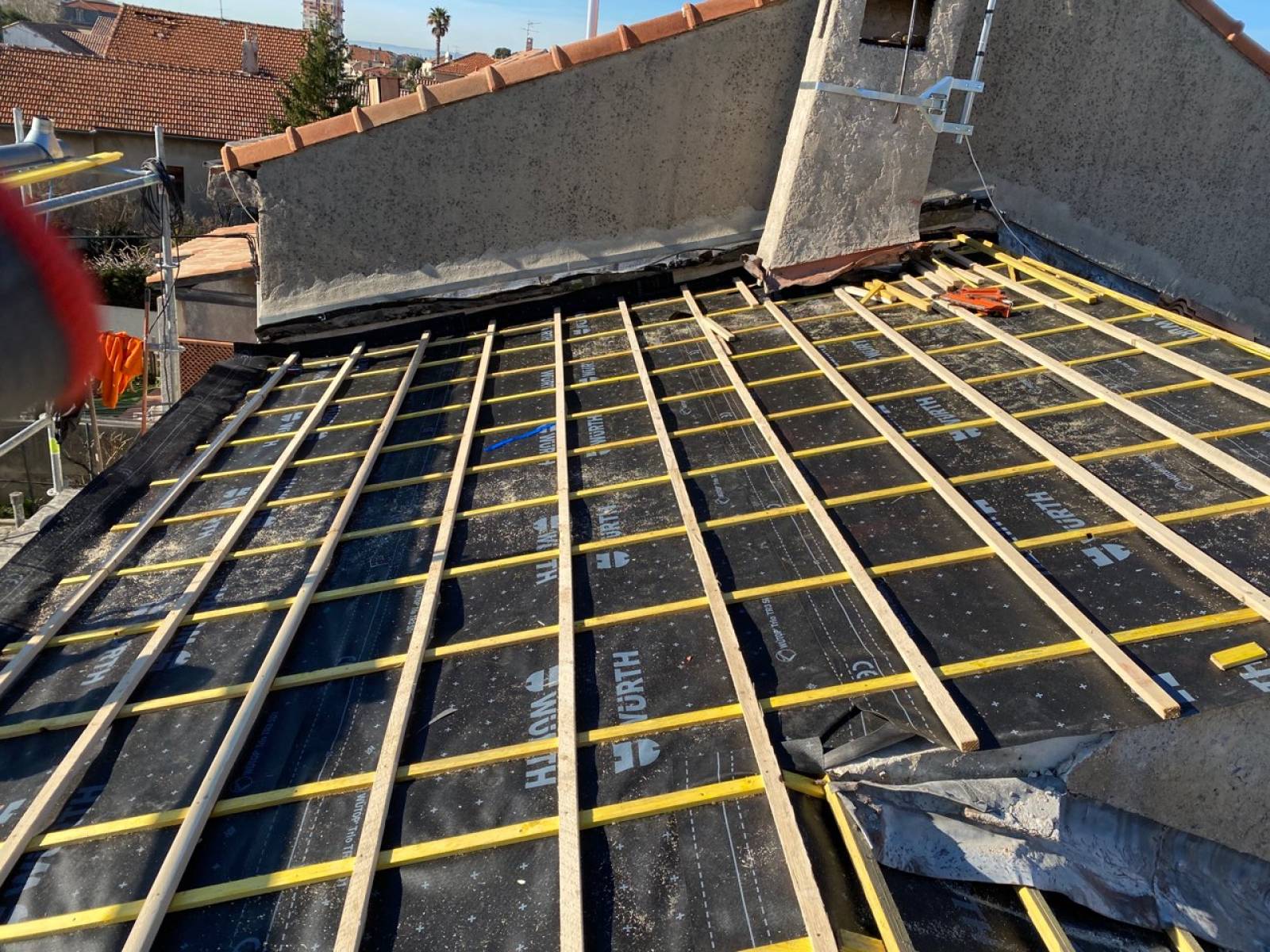 Remplacement des vieilles tuiles romanes sur la toiture d'un logement individuel quartier Saint Barnabé, Marseille 12ème