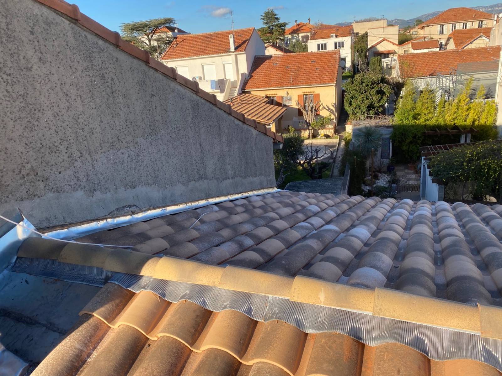 Rénover le toit d'une maison à Marseille 12ème en posant des closoirs de faitage