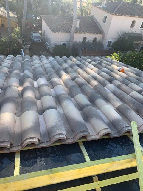 Installation de tuiles romanes à La Ciotat