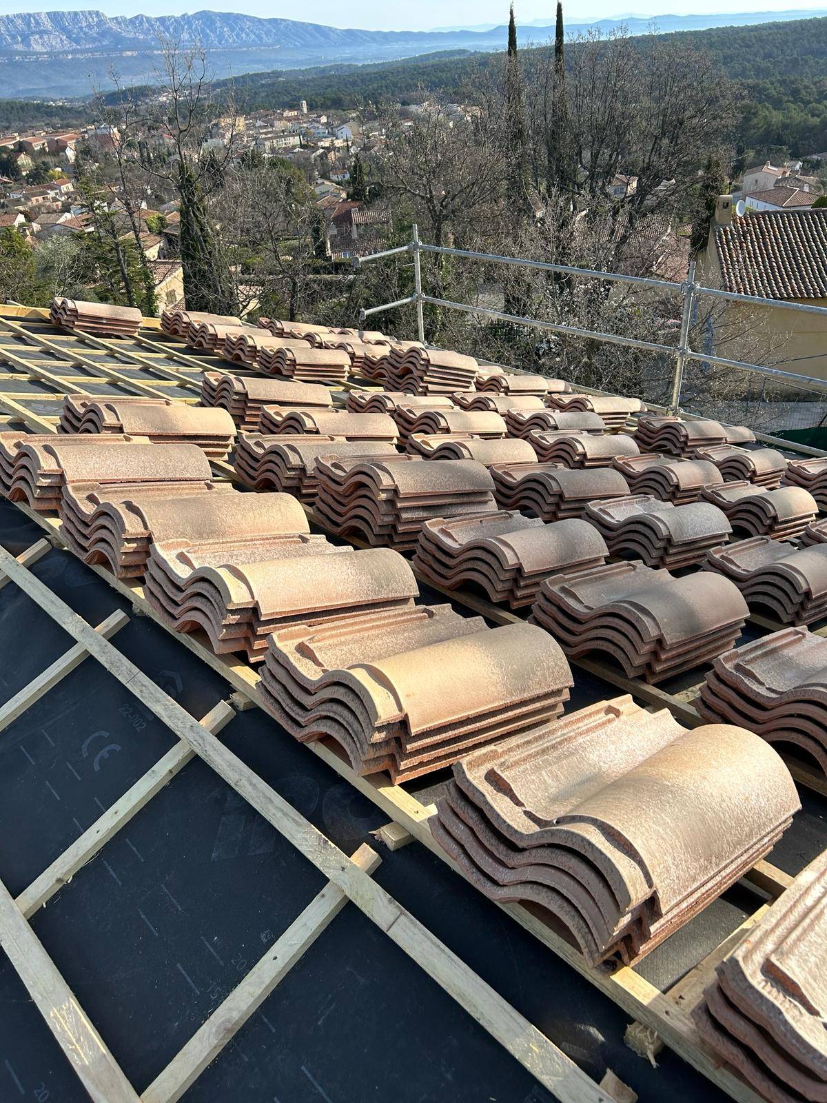 Mise en place de tuiles double canal mécanique à emboîtement à Puyricard dans les Bouches du Rhône