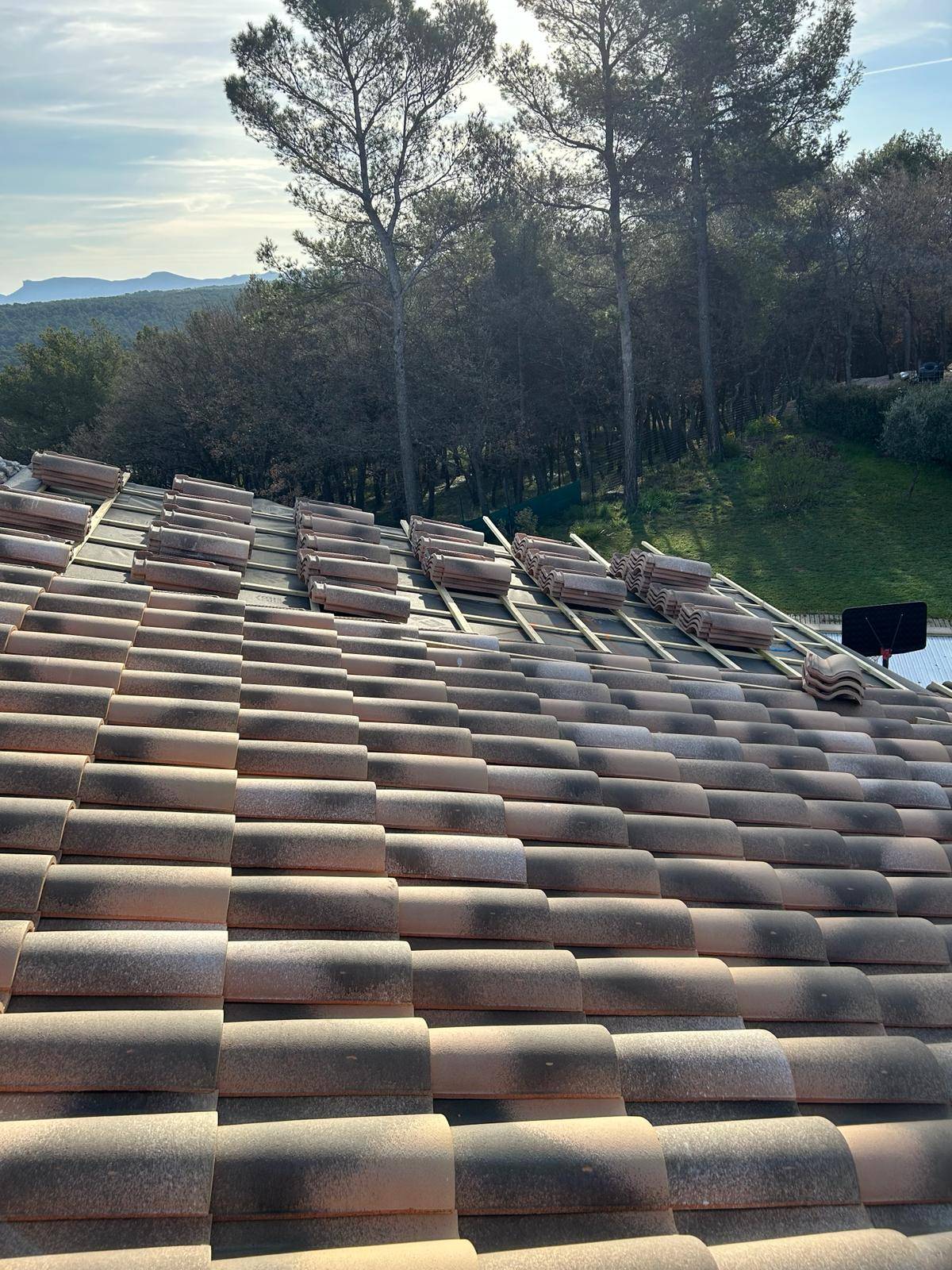 Mise en place de tuiles double canal mécanique à emboîtement à Puyricard dans le 13