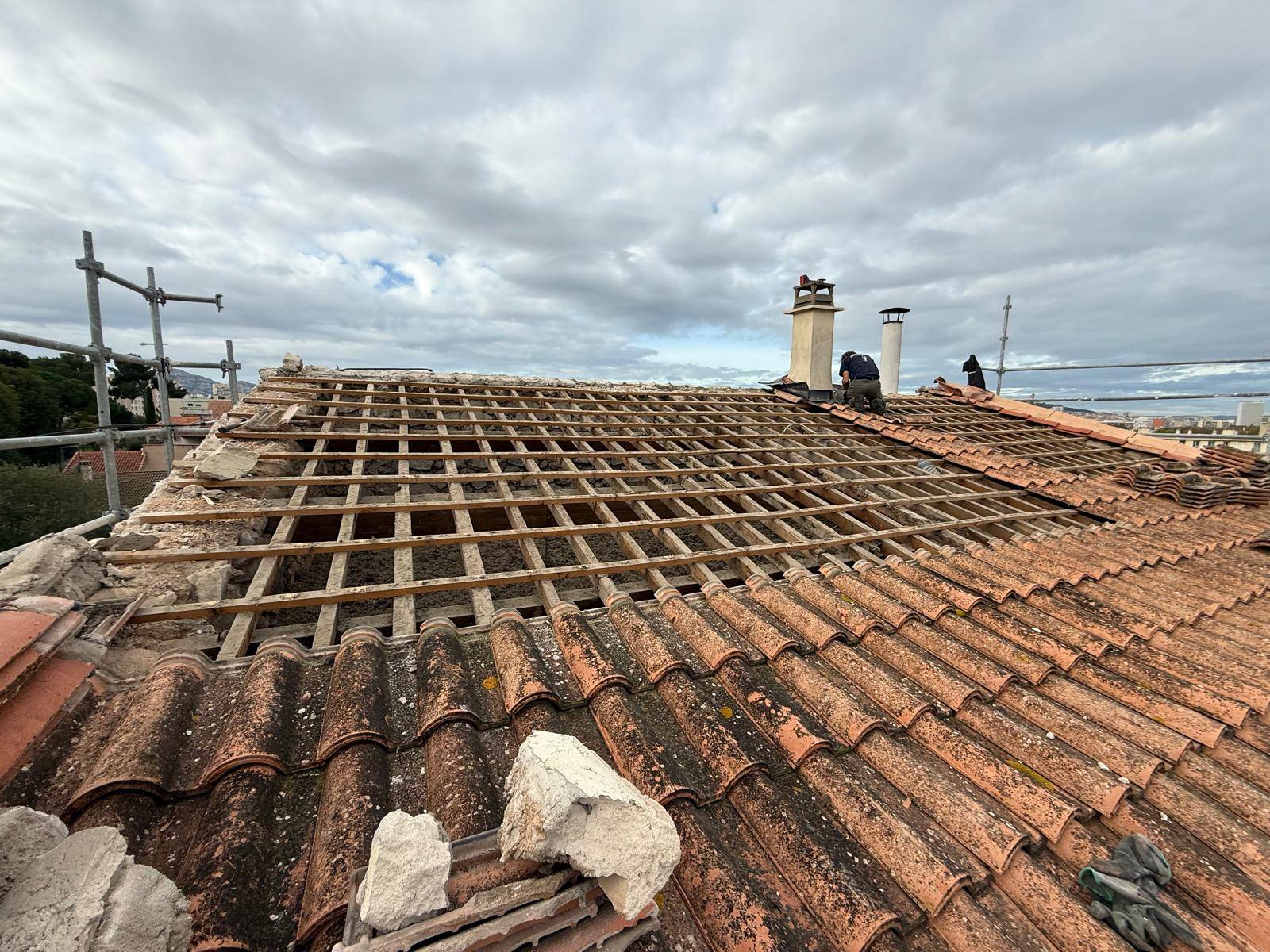 Rénovation de toiture en tuiles canal sur ancienne bâtisse à Marseille 