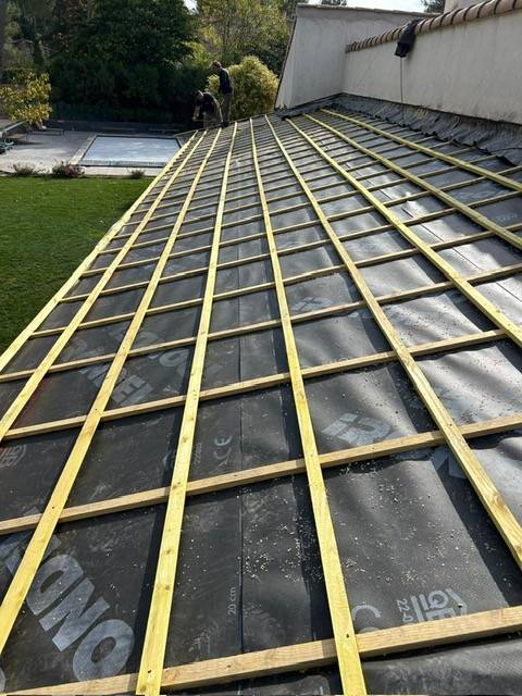 Préparation du support pour la mise en place de la nouvelle couverture à Gardanne