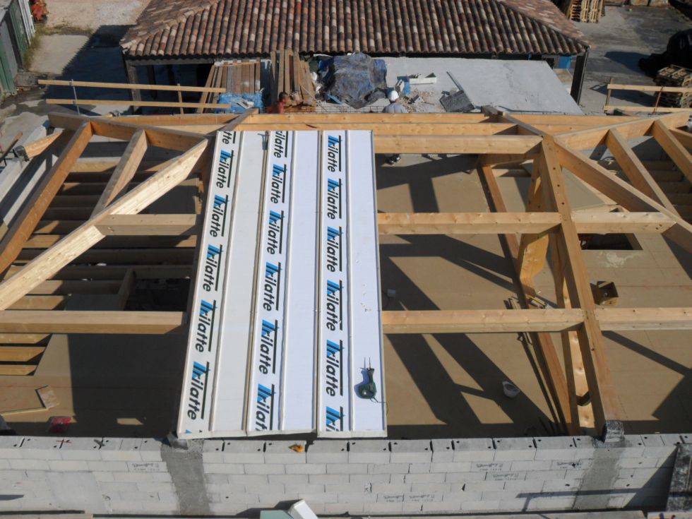 Pose de l'isolation en panneaux sandwich trillates dans le 13400