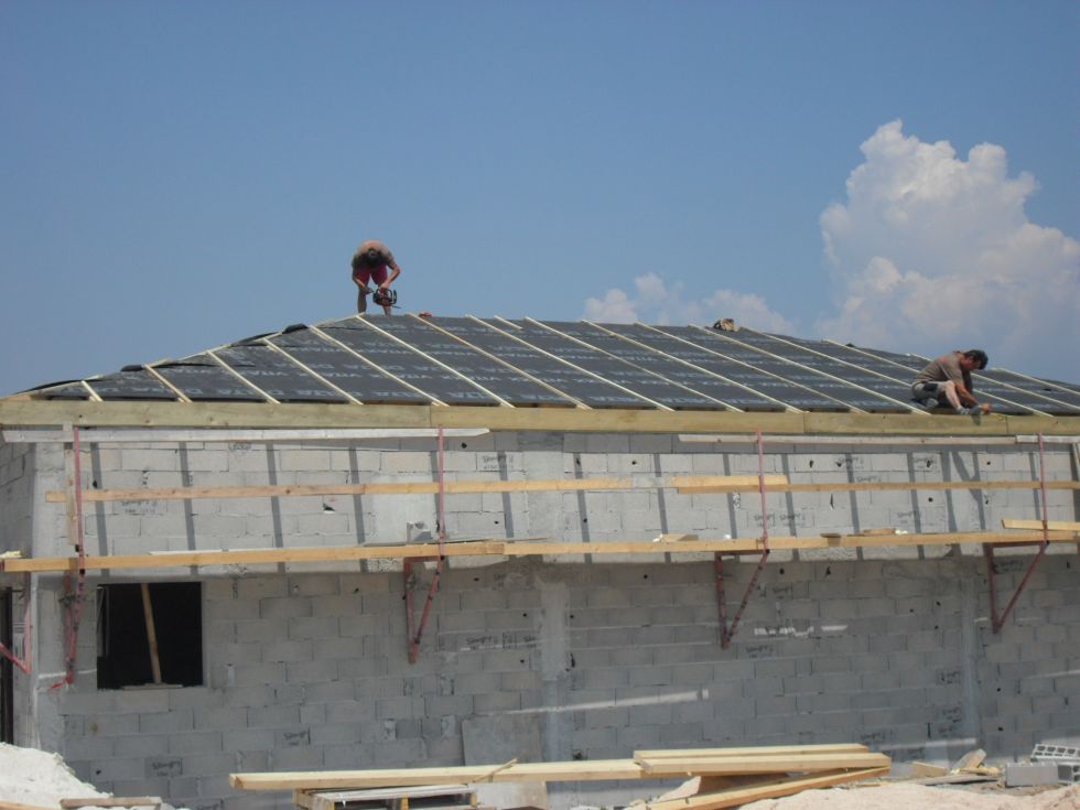 Pose de l'écran sous toiture (pare pluie), contres liteaux et liteaux supports des tuiles à Aubagne