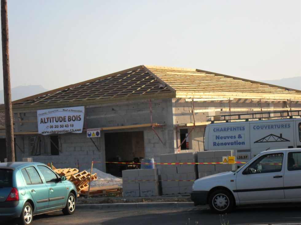 Pose des planches (solives) de faitage et réalisation des débordements de toiture en contre plaqué marine dans le 13400