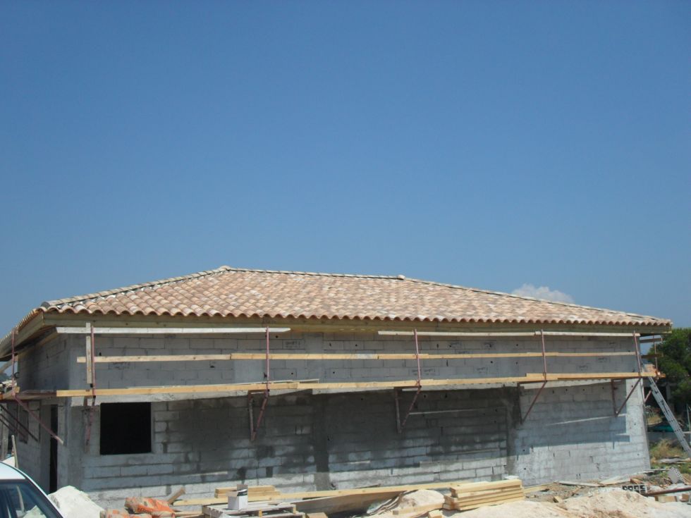 Réalisation de la couverture en tuiles mécaniques castelviel de chez Terréal à Aubagne